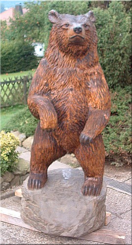 B�r holzwerker jochen Adam schnitzen mit der motors�ge